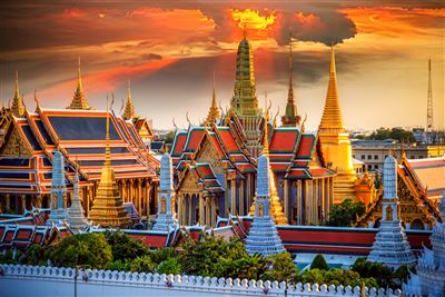 Wat Phra Kaeo Tempel bei Sonnenaufgang